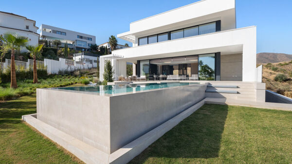 Villa de luxe à vendre à La Cala Golf Resort Mijas Costa, villa moderne en golf avec vues panoramiques et rooftop
