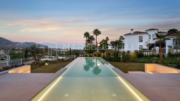 Luxusvilla zu verkaufen in La Cala Golf Resort Mijas Costa, moderne Golfvilla mit Panoramablick und Dachterrasse