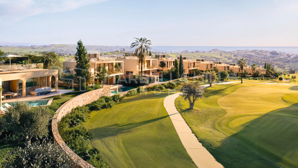 Villas de lujo en primera línea de golf en venta en Estepona, villas modernas con vistas al mar y al golf
