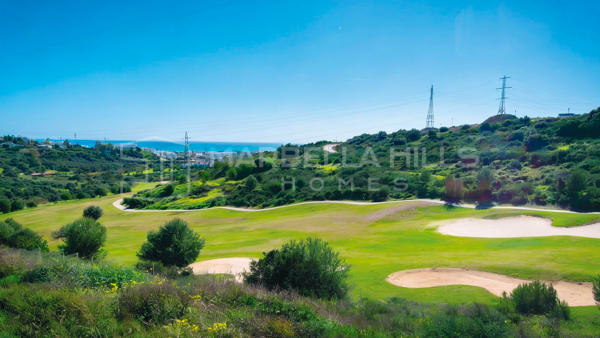 Villas de lujo en primera línea de golf en venta en Estepona, villas modernas con vistas al mar y al golf