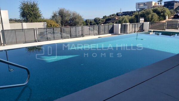 Villa contemporánea en venta en Valle Romano Estepona, villa moderna en golf con vistas al mar
