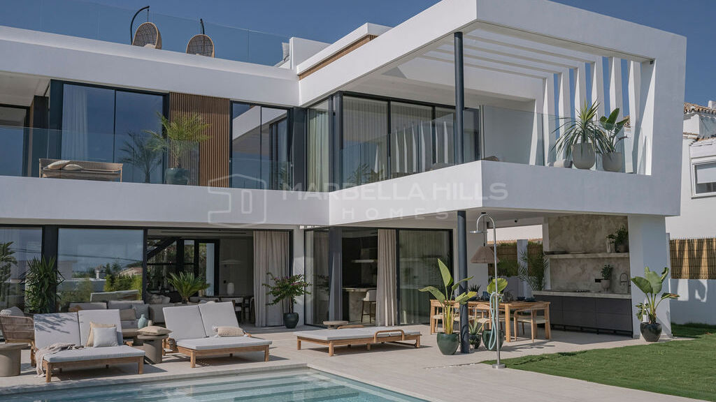 Villa de lujo en venta en Marbesa Marbella Este, villa moderna a pie de playa con vistas al mar