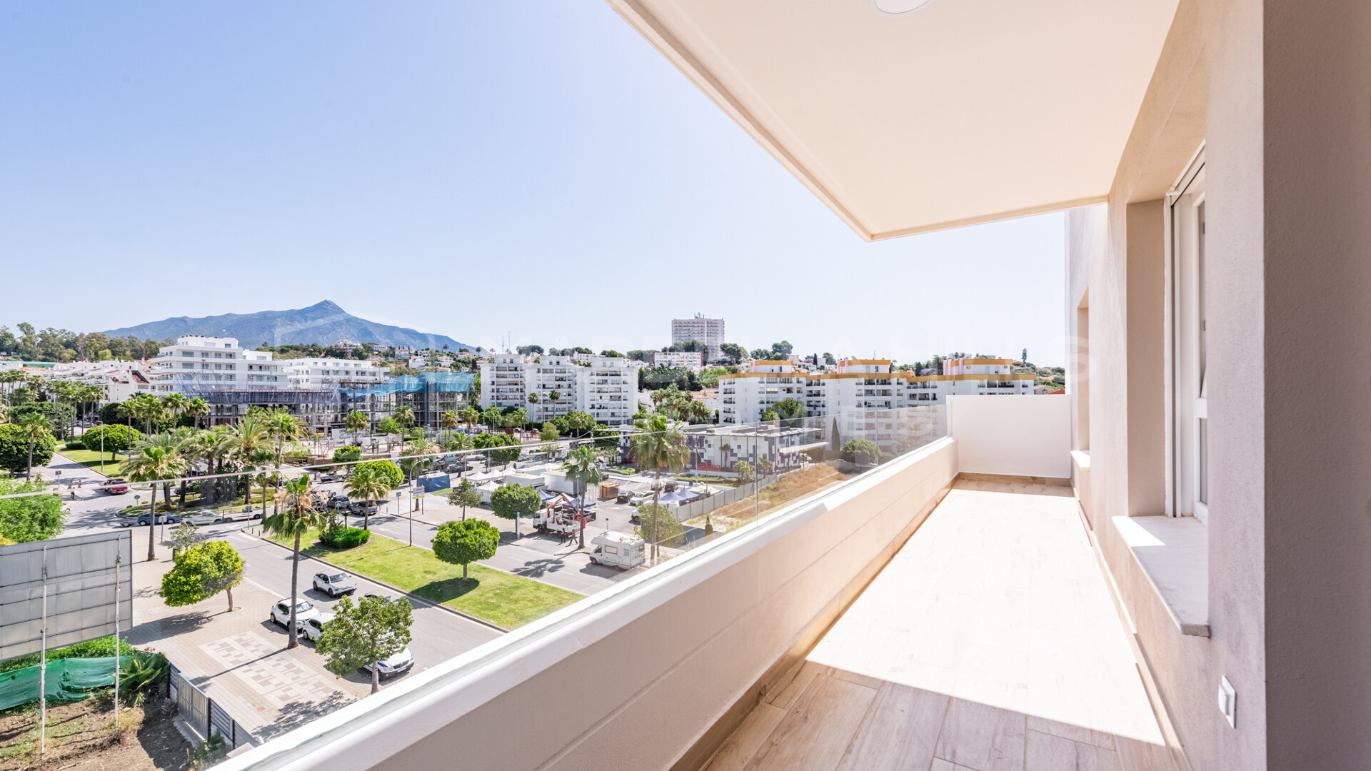 Appartement d’angle moderne neuf de 3 chambres avec vue sur la mer et la montagne à Nueva Andalucía, Marbella