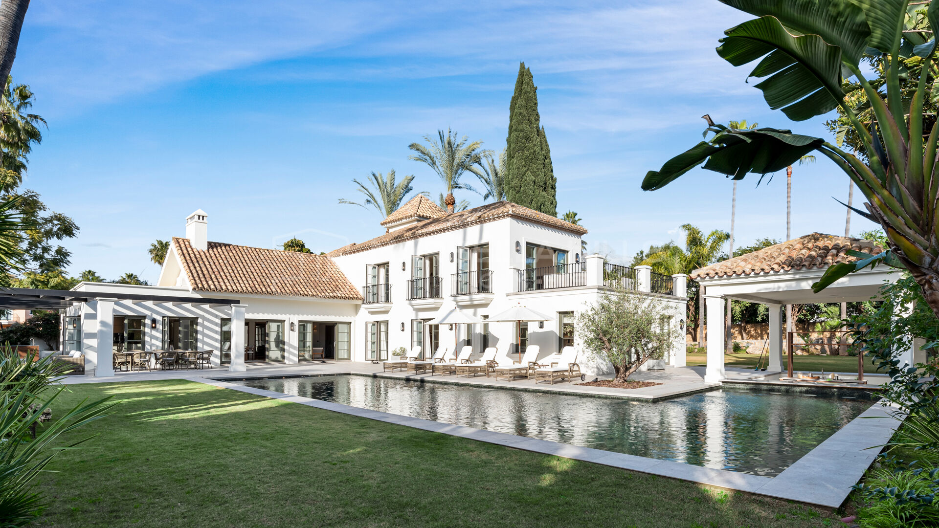 Villa de Lujo en Venta en Nueva Andalucía Marbella con Spa Gimnasio y Ubicación en el Valle del Golf