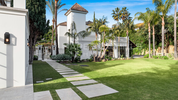 Villa de Lujo en Venta en Nueva Andalucía Marbella con Spa Gimnasio y Ubicación en el Valle del Golf