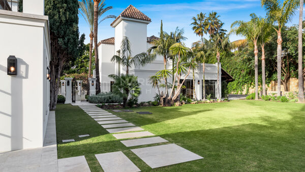 Villa de Lujo en Venta en Nueva Andalucía Marbella con Spa Gimnasio y Ubicación en el Valle del Golf