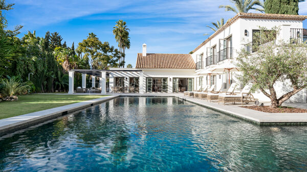 Villa de Lujo en Venta en Nueva Andalucía Marbella con Spa Gimnasio y Ubicación en el Valle del Golf