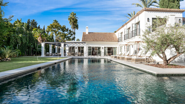 Villa de Lujo en Venta en Nueva Andalucía Marbella con Spa Gimnasio y Ubicación en el Valle del Golf