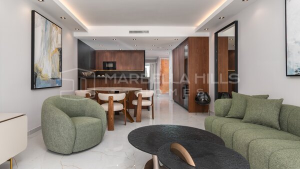 Apartamento en Venta en Nueva Andalucía | Los Granados Golf con Terraza Amplia
