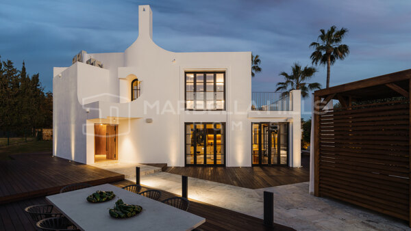 Villa de lujo en venta en Marbella – Nueva Andalucía | 4 dormitorios, vistas al golf y al mar