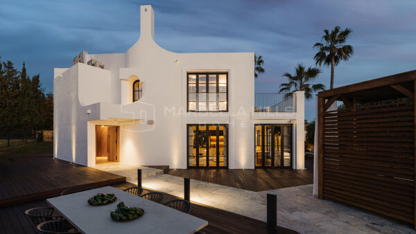 Villa de lujo en venta en Marbella – Nueva Andalucía | 4 dormitorios, vistas al golf y al mar