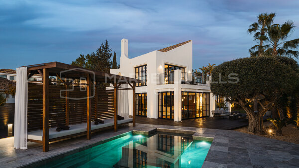 Villa de lujo en venta en Marbella – Nueva Andalucía | 4 dormitorios, vistas al golf y al mar