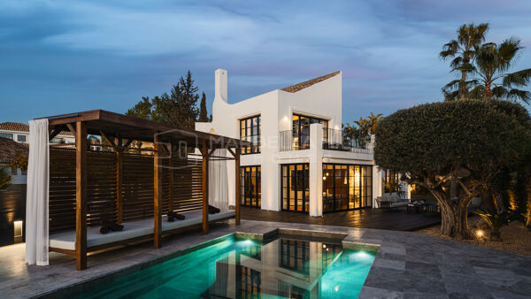 Villa de lujo en venta en Marbella – Nueva Andalucía | 4 dormitorios, vistas al golf y al mar