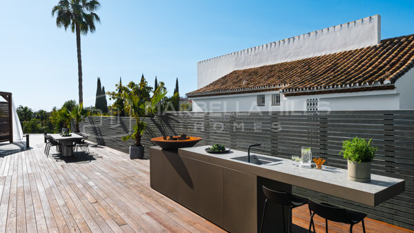 Villa de lujo en venta en Marbella – Nueva Andalucía | 4 dormitorios, vistas al golf y al mar
