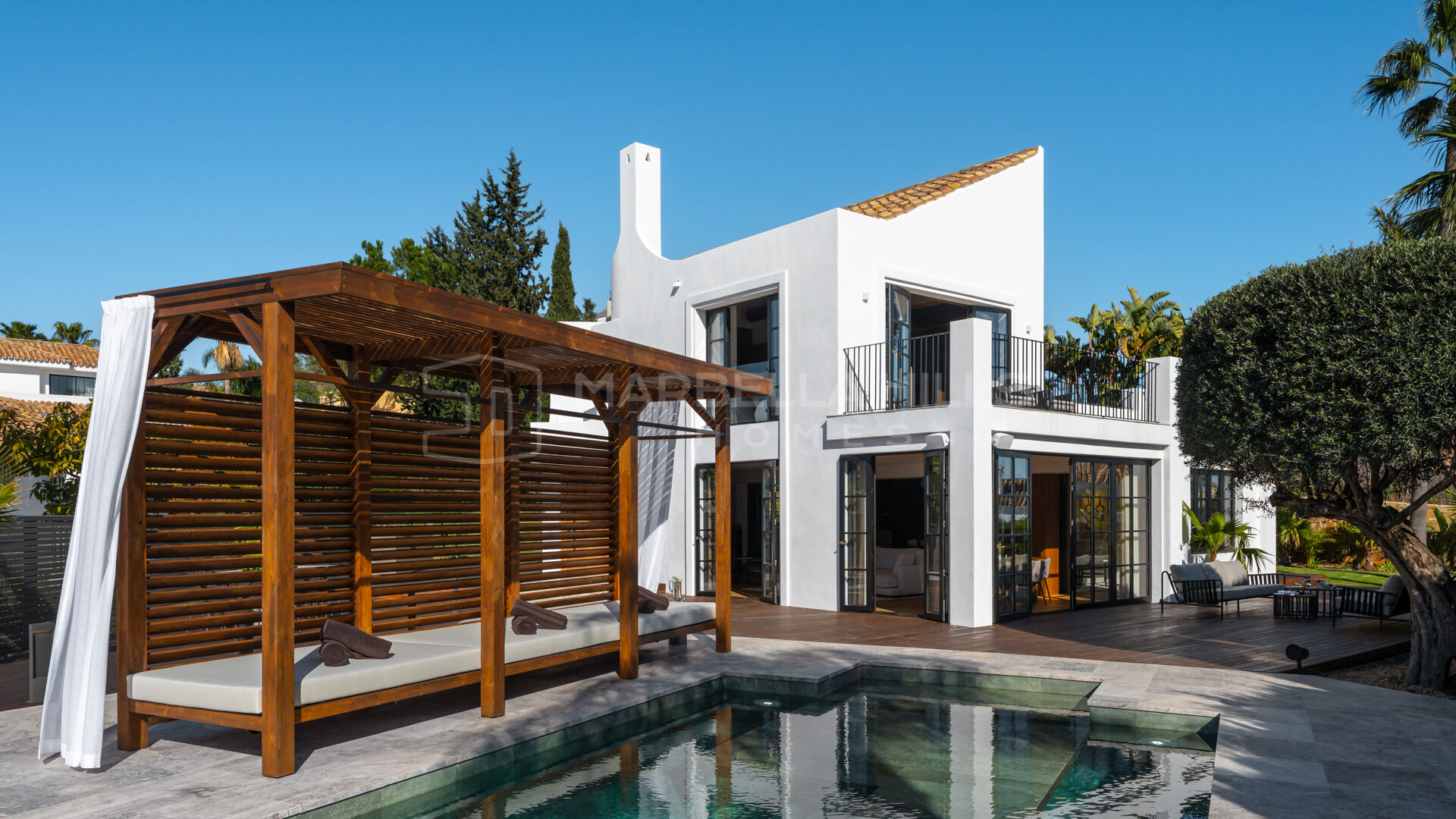 Villa de lujo en venta en Marbella – Nueva Andalucía | 4 dormitorios, vistas al golf y al mar