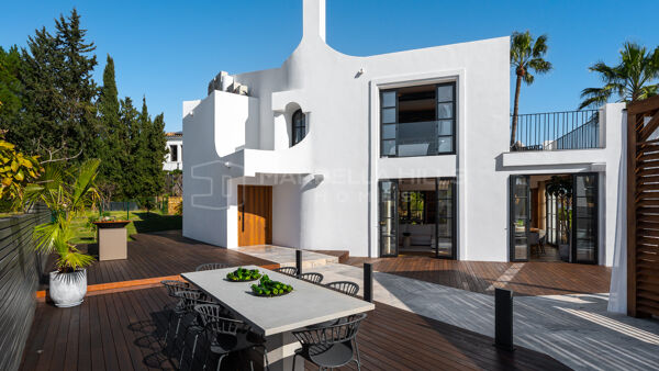 Villa de lujo en venta en Marbella – Nueva Andalucía | 4 dormitorios, vistas al golf y al mar