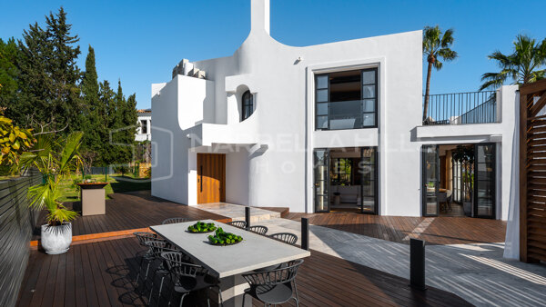 Villa de lujo en venta en Marbella – Nueva Andalucía | 4 dormitorios, vistas al golf y al mar