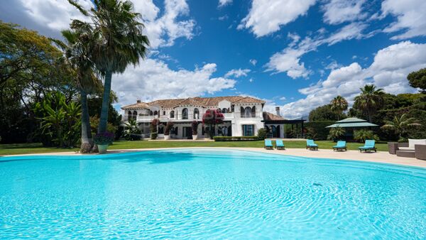 Villa d’exception en première ligne de plage à vendre sur la Nouvelle Mille d’Or d’Estepona