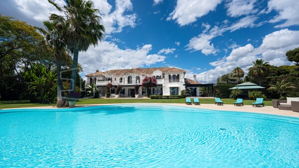 Villa d’exception en première ligne de plage à vendre sur la Nouvelle Mille d’Or d’Estepona