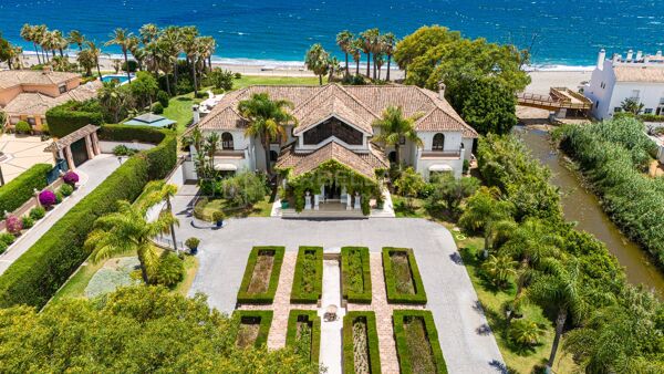 Villa d’exception en première ligne de plage à vendre sur la Nouvelle Mille d’Or d’Estepona