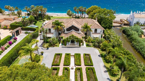 Villa d’exception en première ligne de plage à vendre sur la Nouvelle Mille d’Or d’Estepona