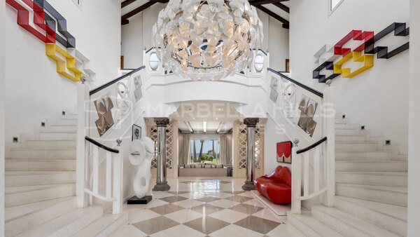 Villa d’exception en première ligne de plage à vendre sur la Nouvelle Mille d’Or d’Estepona
