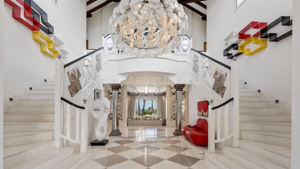 Villa d’exception en première ligne de plage à vendre sur la Nouvelle Mille d’Or d’Estepona
