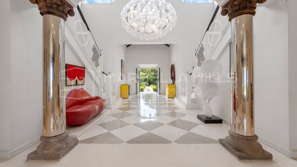 Villa d’exception en première ligne de plage à vendre sur la Nouvelle Mille d’Or d’Estepona