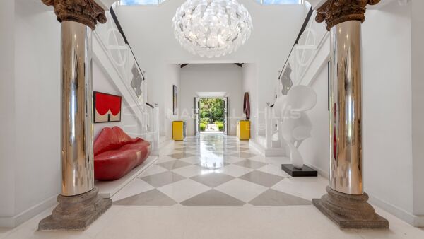 Villa d’exception en première ligne de plage à vendre sur la Nouvelle Mille d’Or d’Estepona