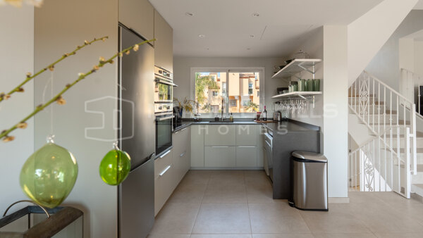 Adosado de lujo reformado en venta en Condes de Iza, Marbella con vistas al mar y solárium