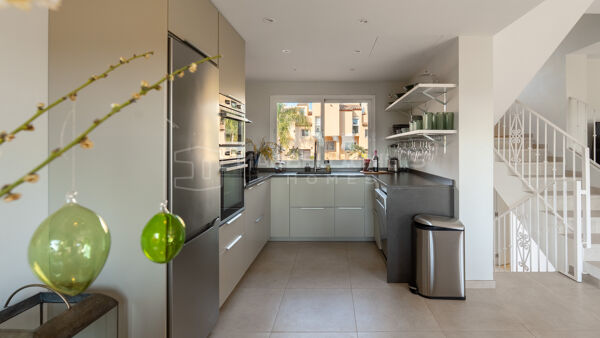 Renoviertes Luxus-Reihenhaus in Condes de Iza, Marbella mit Meerblick und Dachterrasse