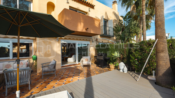 Adosado de lujo reformado en venta en Condes de Iza, Marbella con vistas al mar y solárium