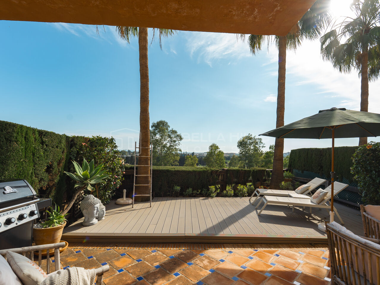 Maison de ville de luxe rénovée à vendre à Condes de Iza, Marbella avec vue mer et solarium