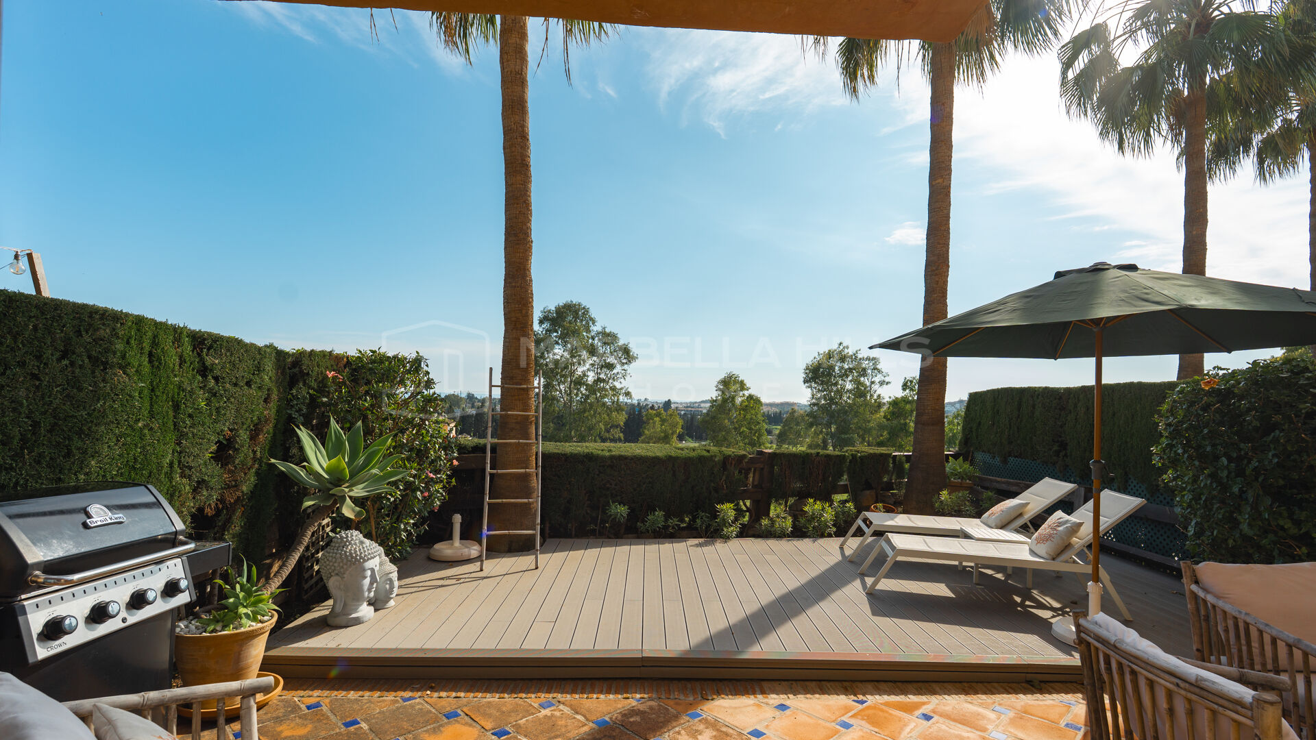 Renoviertes Luxus-Reihenhaus in Condes de Iza, Marbella mit Meerblick und Dachterrasse