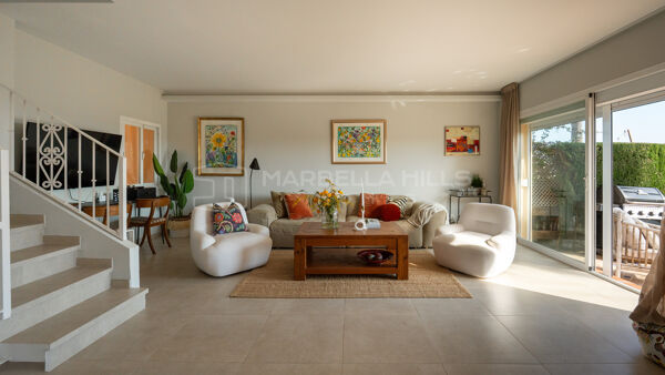 Renoviertes Luxus-Reihenhaus in Condes de Iza, Marbella mit Meerblick und Dachterrasse