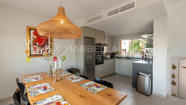 Adosado de lujo reformado en venta en Condes de Iza, Marbella con vistas al mar y solárium
