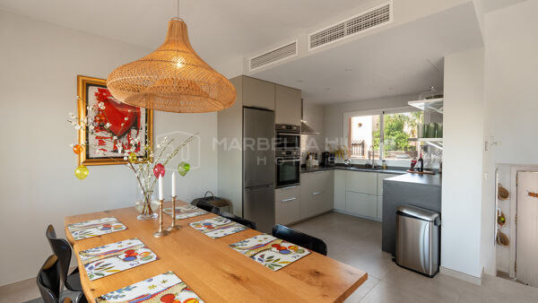 Renoviertes Luxus-Reihenhaus in Condes de Iza, Marbella mit Meerblick und Dachterrasse