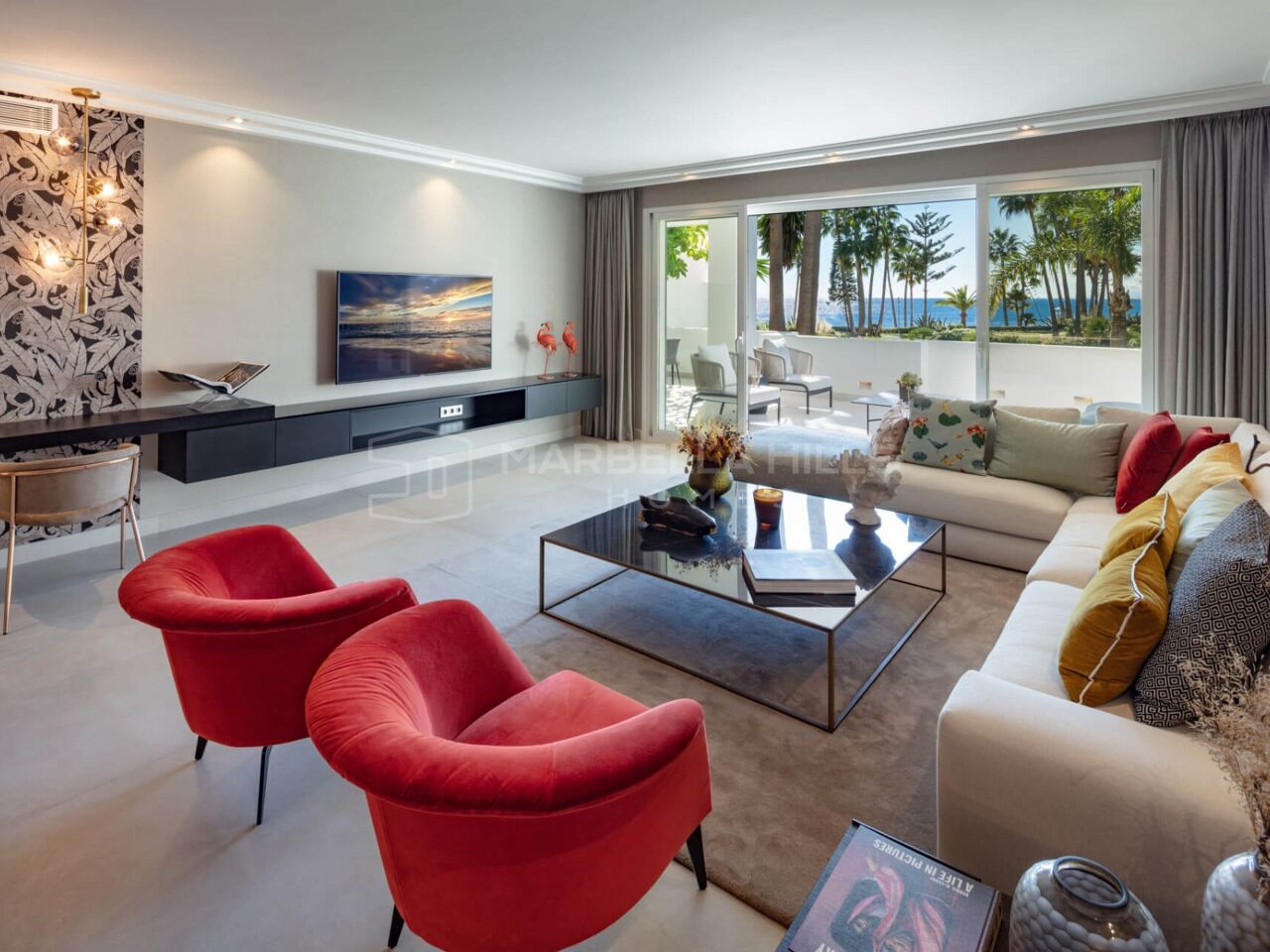 Luxury Beachfront Apartment for Sale in Puente Romano – Marbella Golden Mile