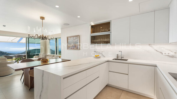 Luxus-Erdgeschosswohnung in Ecklage mit Panoramablick auf das Meer in Palo Alto, Ojén – Marbella