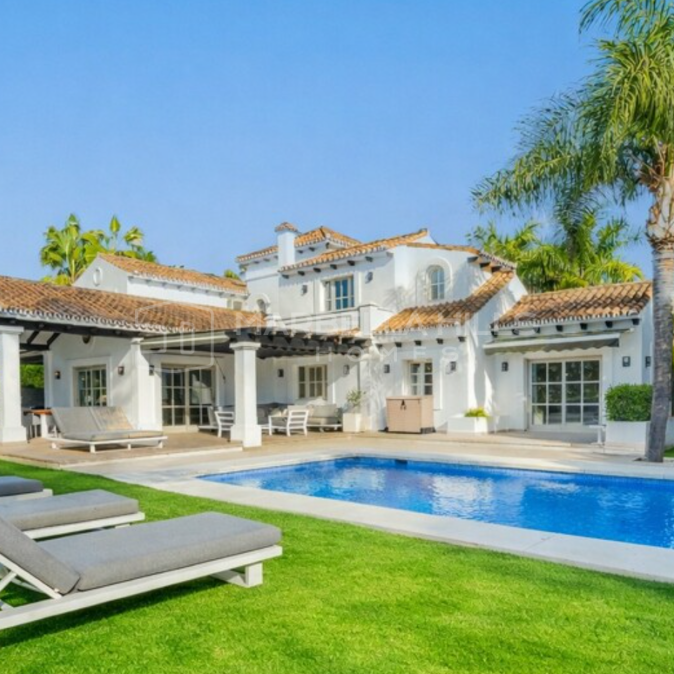 Frontline Golf Villa for Sale in Nueva Andalucía – Los Naranjos Golf Valley