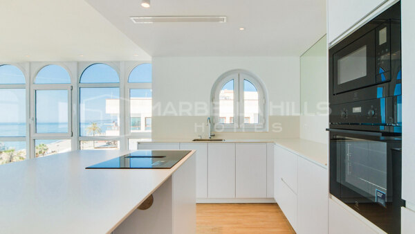 Strand-Penthouse in der Altstadt von Estepona mit Panoramablick auf das Meer