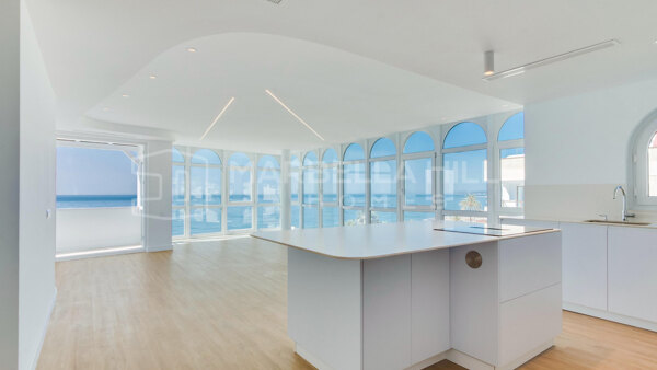 Strand-Penthouse in der Altstadt von Estepona mit Panoramablick auf das Meer