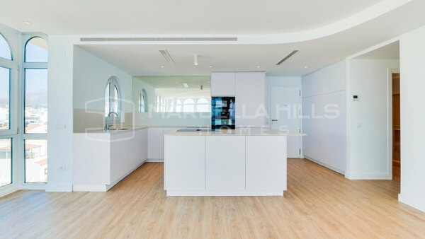 Strand-Penthouse in der Altstadt von Estepona mit Panoramablick auf das Meer