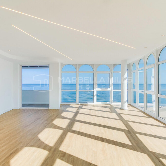Penthouse en Première Ligne de Plage à Vendre dans le Centre Historique d’Estepona avec Vue Panoramique sur la Mer