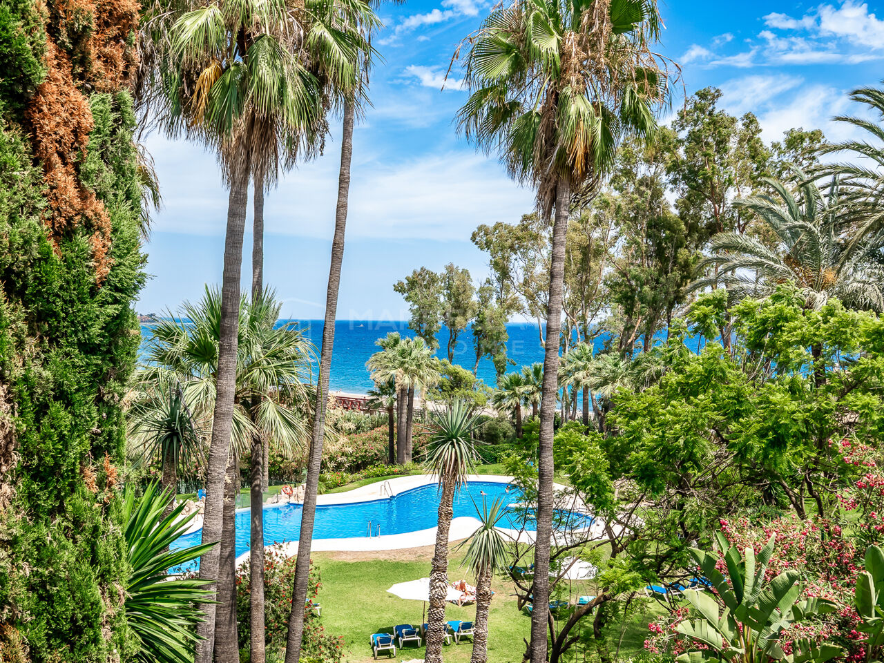 Exclusiva casa adosada en primera línea de playa en la Nueva Milla de Oro – totalmente reformada con vistas al mar