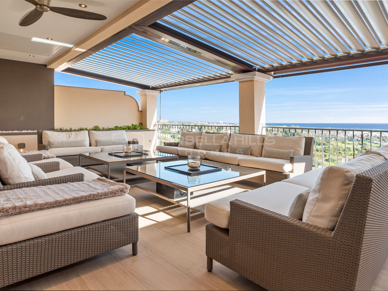 Penthouse de luxe de 4 chambres avec vues panoramiques sur la mer à Altos de los Almendros, Benahavís