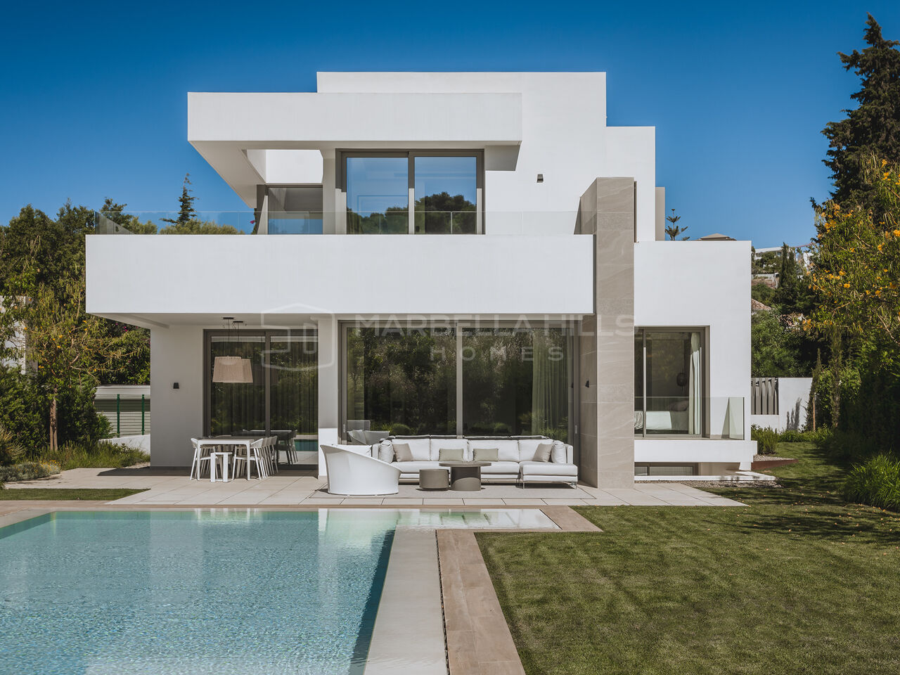 Luxury Villa for Sale in El Paraíso - New Golden Mile Marbella