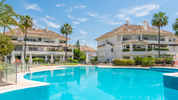 Ático dúplex de lujo con vistas panorámicas al mar en Monte Paraíso, Milla de Oro de Marbella