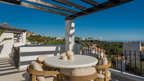 Ático dúplex de lujo en venta en Nueva Andalucía – Vistas panorámicas al mar en La Quinta Village