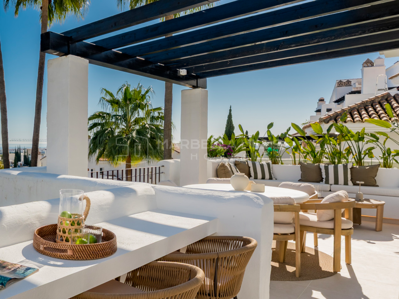 Luxuriöses Duplex-Penthouse zum Verkauf in Nueva Andalucía – Panoramablick auf das Meer in La Quinta Village